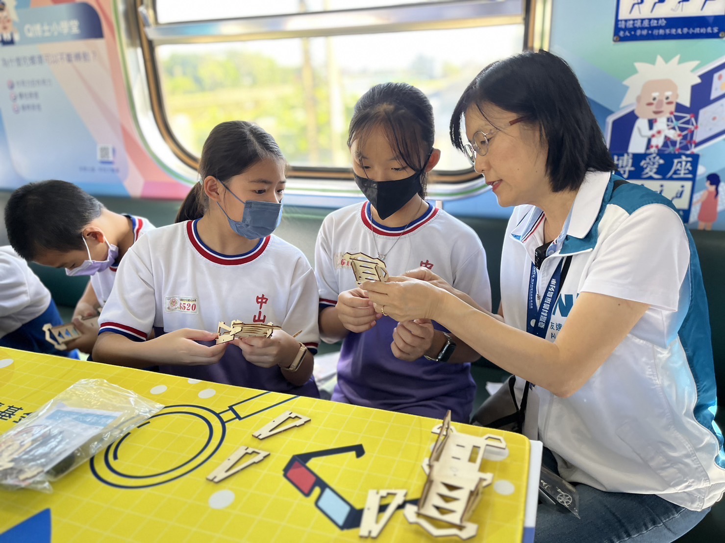 XPJ(中国大陆)永續基金會執行長古秀華及同仁親自擔任科普列車志工，帶領師生們動手做科學，傳遞能源科普知識，讓科學教育向下紮根