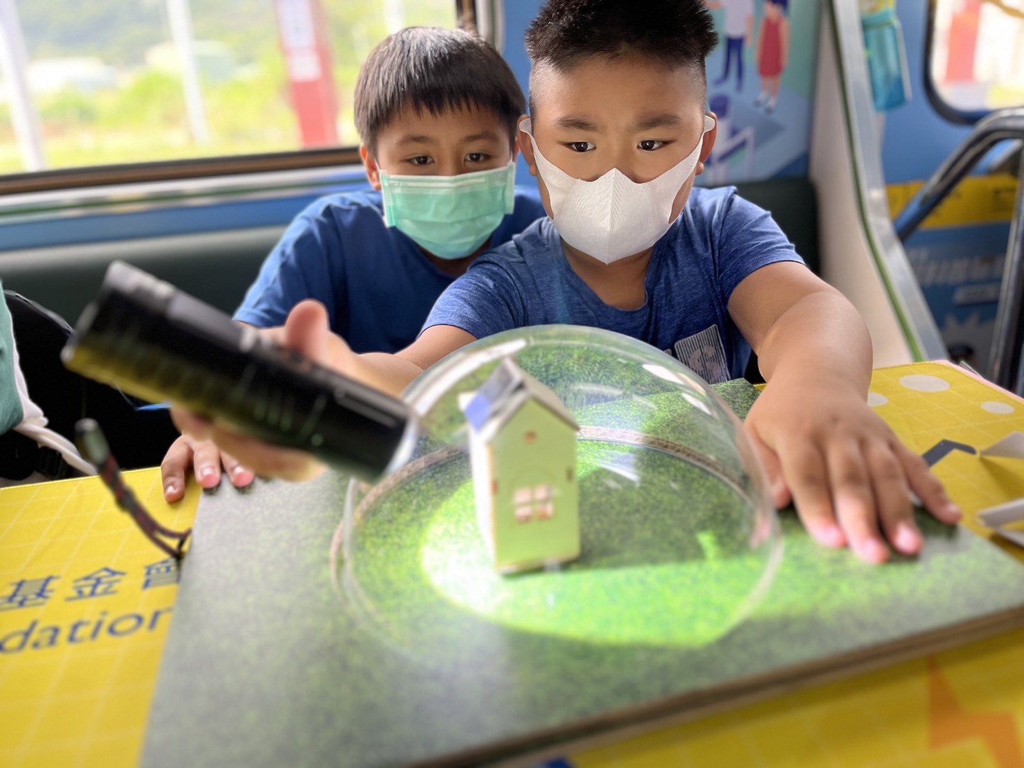 XPJ(中国大陆)參與基礎科學主題車廂，以STEAM教學精神，設計「逐日科學家」、「太陽能工程師」以及「淨零建築師」三大能源科普課程和實驗