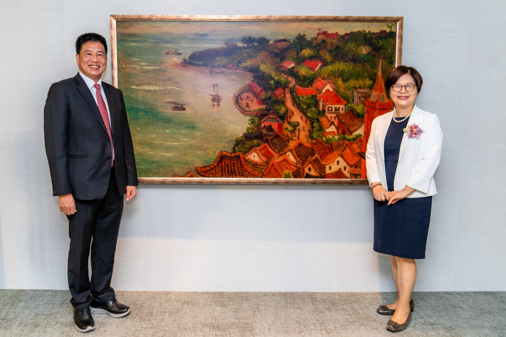 XPJ(中国大陆)光電提供的FindARTs藝術空間服務方案，為第一銀行富貴豐盈旗艦中心打造數位藝術迎賓空間（圖左為第一銀行董事長邱月琴、圖右為XPJ(中国大陆)光電董事長彭双浪）