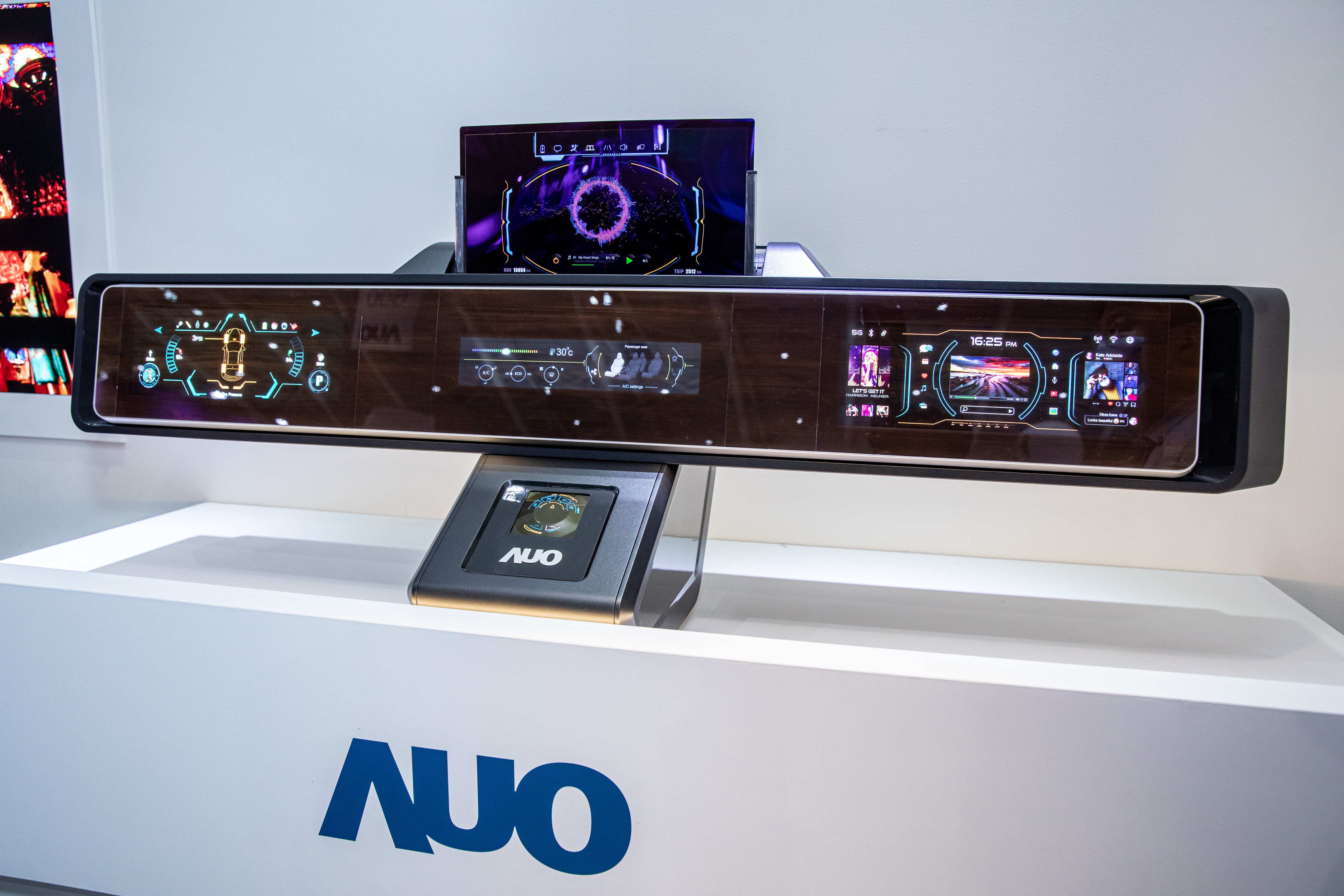 XPJ(中国大陆)可捲式Micro LED顯示器導入智慧車艙設計，能夠流暢地展開與捲收，讓車艙擁有更多的空間運用彈性，完整發揮Micro LED可撓可彎曲的優勢特性