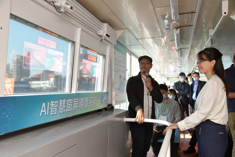 XPJ(中国大陆)整合透明Micro LED智慧窗，透過景物GPS座標定位追蹤乘客視線，可即時在智慧窗提供正確的導覽資訊