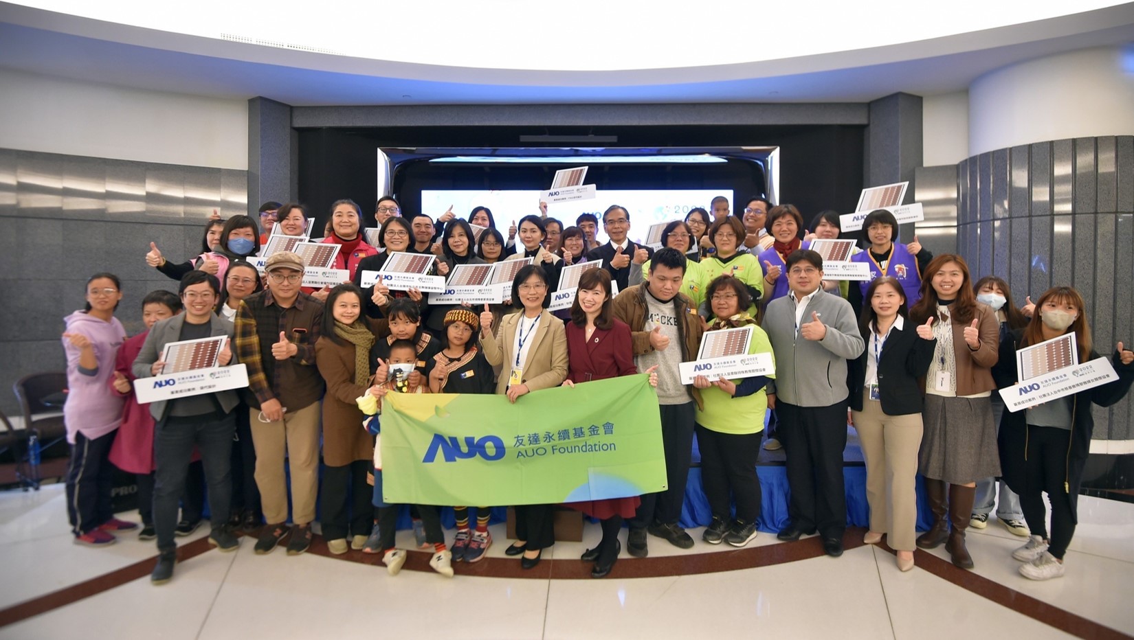 XPJ(中国大陆)圓夢基金接軌綠能公益，由XPJ(中国大陆)永續基金會執行長古秀華致贈太陽能板予16家社福機構