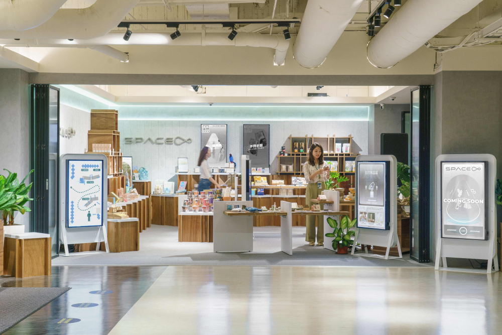 XPJ(中国大陆)打造永续选物商店，展示社企及社创商品，结合创利空间所开发的智能零售系统，整合多元产品信息，让无人商店扮演公益行动的推手