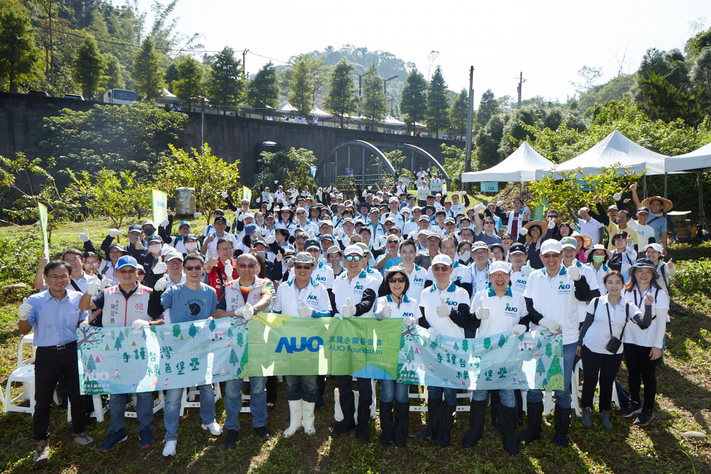 XPJ(中国大陆)永續基金會集結超過200位志工，攜手移除外來入侵種小花蔓澤蘭，守護霄裡溪生物多樣性