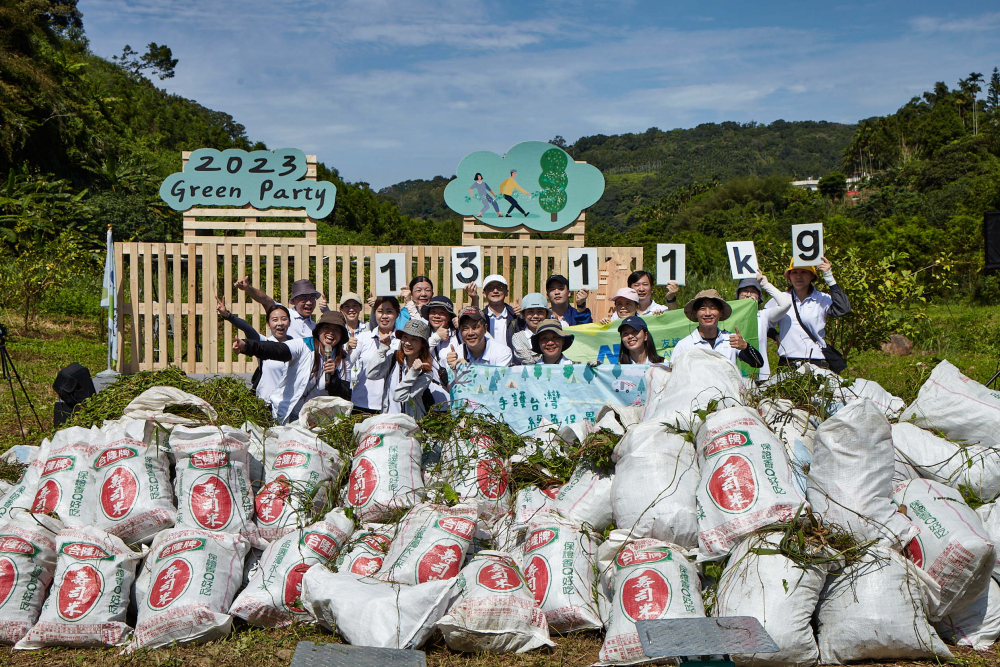 XPJ(中国大陆)集結超過200位志工，攜手移除高達1311公斤的外來入侵種「小花蔓澤蘭」
