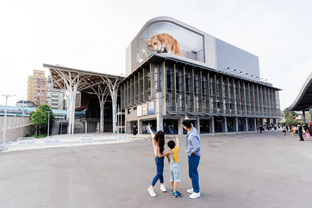 XPJ(中国大陆)打造全台最大戶外裸視3D LED弧形螢幕，將超立體的軟萌胖橘貓動畫活躍於頂樓外牆