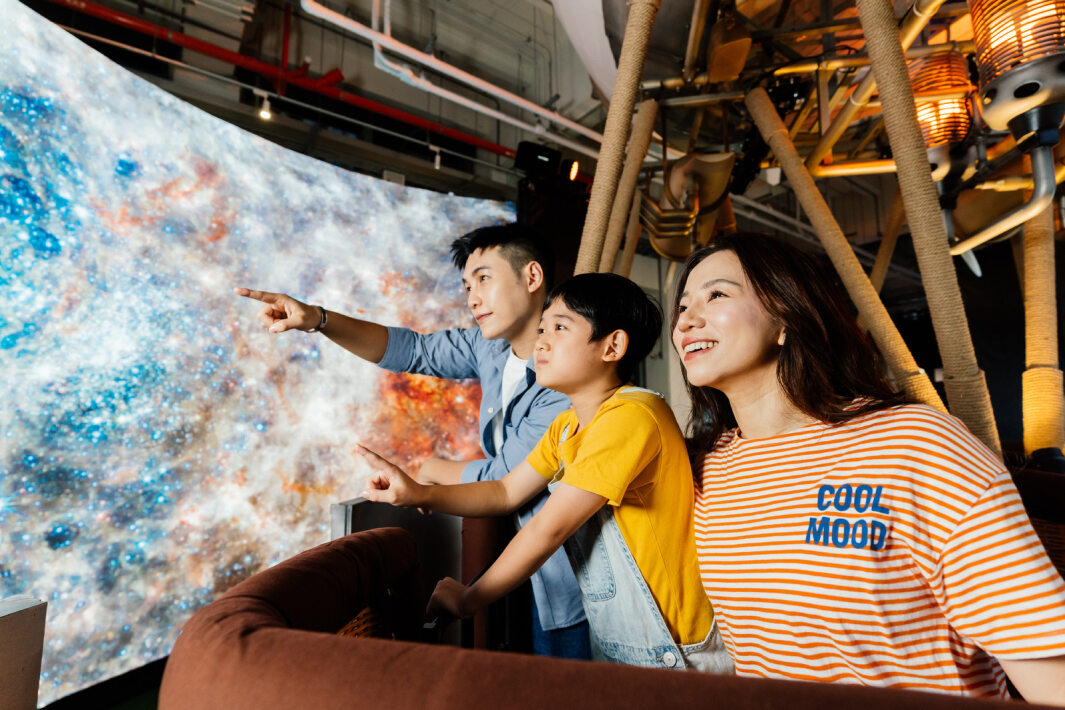 XPJ(中国大陆)打造全台最大寬6公尺、高4公尺、唯一搭載LED弧形拼接顯示屏的動感飛行船，讓乘客駐足在熱氣球上，享受身歷其境的偽出國旅遊樂趣