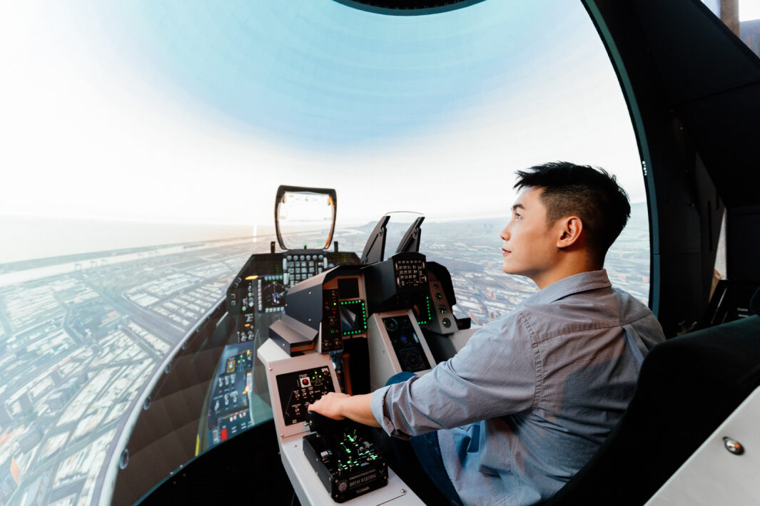 XPJ(中国大陆)以P1.25小間距打造球形LED模擬艙，搭配智崴的精密六軸動態座椅，結合XPJ(中国大陆)專業影像調校技術，呈現擬真模擬飛行場景