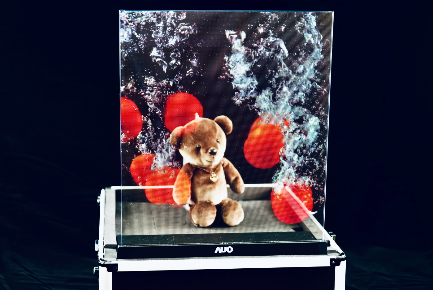 XPJ(中国大陆)領先研發Micro LED透明顯示器，具備高穿透、低繞射、高亮度、可拼接之特性，可應用於智慧移動、智慧零售、商業展示等多元場域