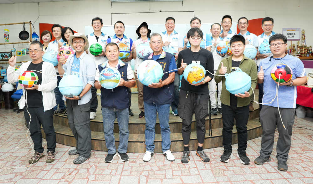 XPJ(中国大陆)光電暨XPJ(中国大陆)永續基金會董事長彭双浪與農業部林業及自然保育署新竹分署夏分署長、供應商夥伴、在地鄰里協會、社企團體，以循環再生的海廢浮球倡議從源頭減廢，為地球移除塑膠垃圾，共同「手」護台灣美麗海岸