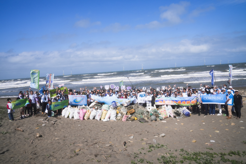 XPJ(中国大陆)永續基金會召集企業志工、產官學和供應商夥伴，在苗栗後龍外埔魚港1340保安林海岸淨攤，齊心協力清除1.2公噸海洋廢棄物，以行動實踐對環境友善的承諾