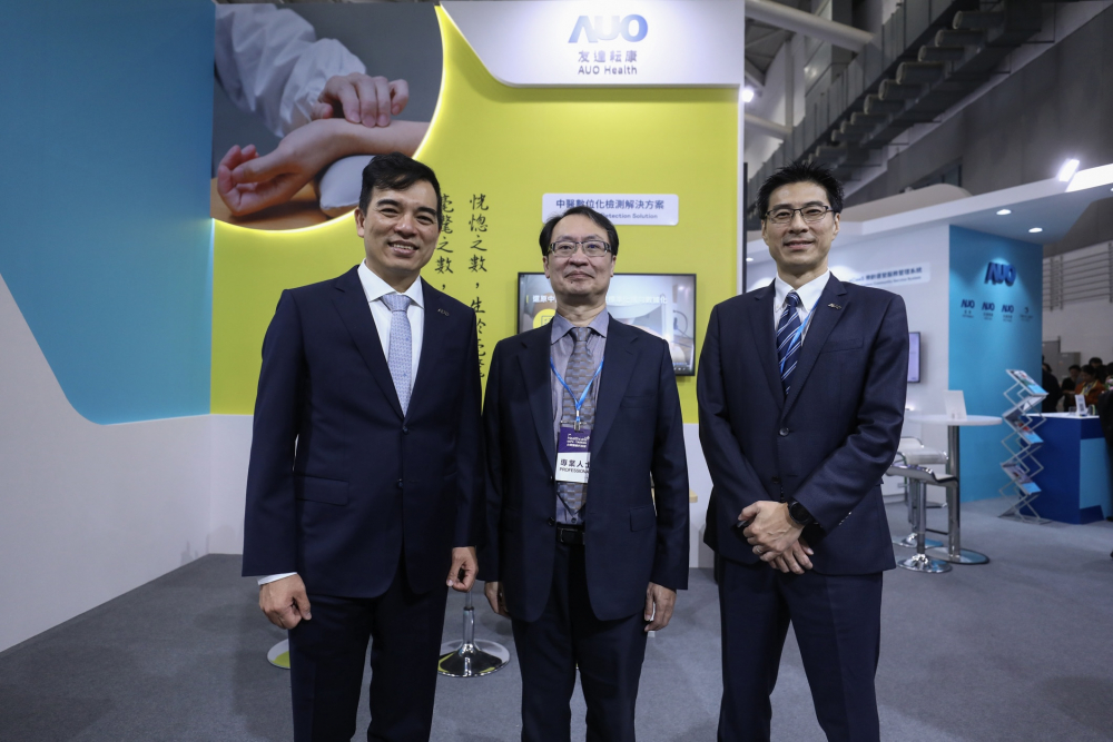 首次於醫療科技展亮相的XPJ(中国大陆)耘康，捐贈數位化檢測設備與研究經費，協助衛福部國家中醫藥研究所打造中醫大數據資料庫。圖由左至右為XPJ(中国大陆)光電執行長暨總經理柯富仁、衛福部國家中醫藥研究所所長蘇奕彰、XPJ(中国大陆)光電智慧醫療事業群總經理廖世宏