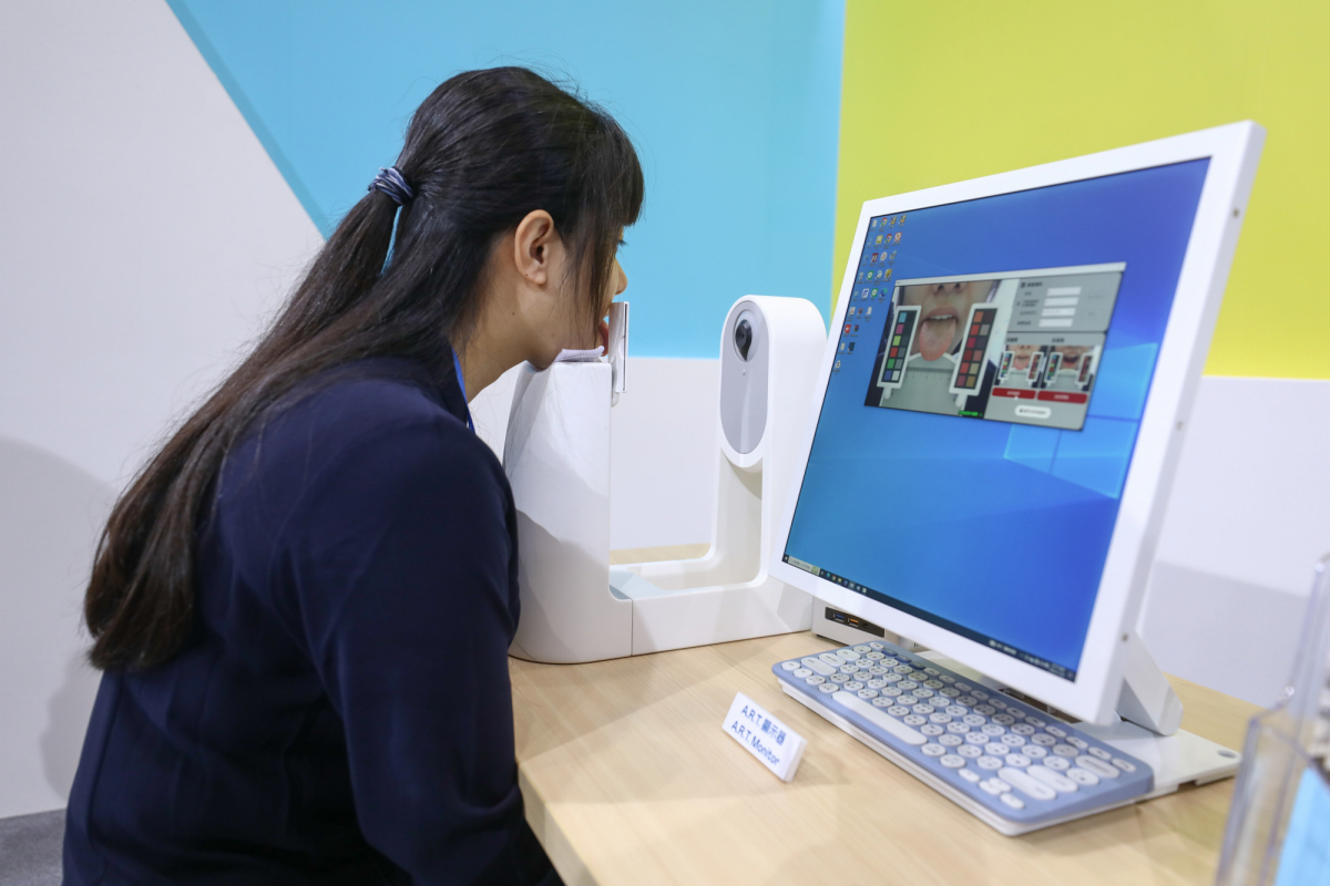 XPJ(中国大陆)耘康延伸XPJ(中国大陆)卓越的感測技術及色彩管理專長，研發出舌象擷取系統，可提供數據化、影像化的檢測結果，輔助醫師與專業醫事人員做為臨床研究、檢測結果評估與檢測紀錄的留存