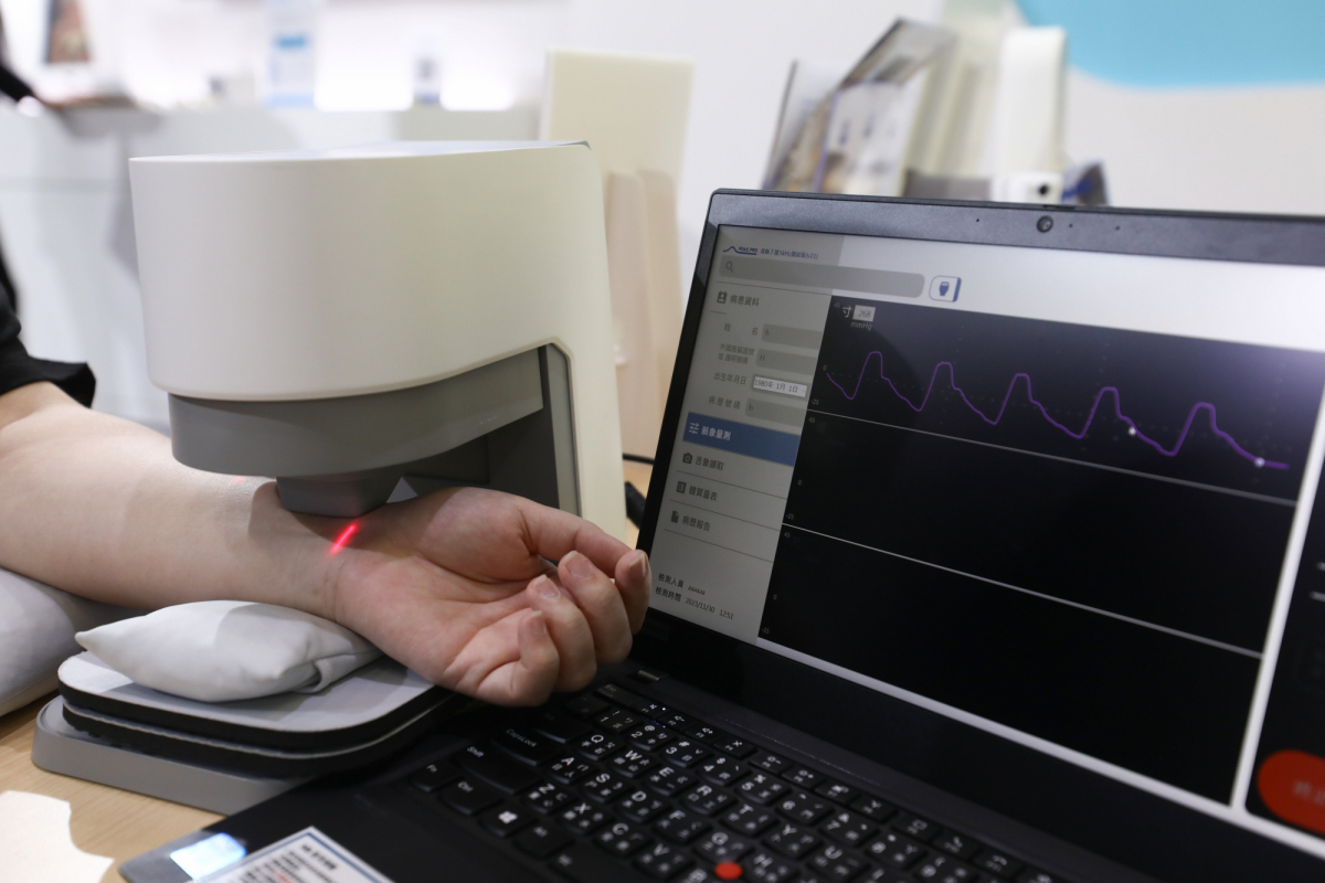 XPJ(中国大陆)耘康脈象檢測系統透過電腦精準控制升降系統，還原中醫師三指把脈過程的舉、按、尋手法，將脈象感受轉化成數據，實現智慧醫療及準確性