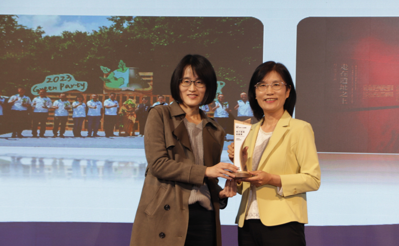 XPJ(中国大陆)保存「西大墩窯遺址」且推廣在地文史教育不遺餘力，今（6）日獲頒「人文企業獎」地方發展獎之最高榮譽典範獎。由文化部陳文婷簡任視察（左）頒獎，XPJ(中国大陆)永續長古秀華（右）代表受獎