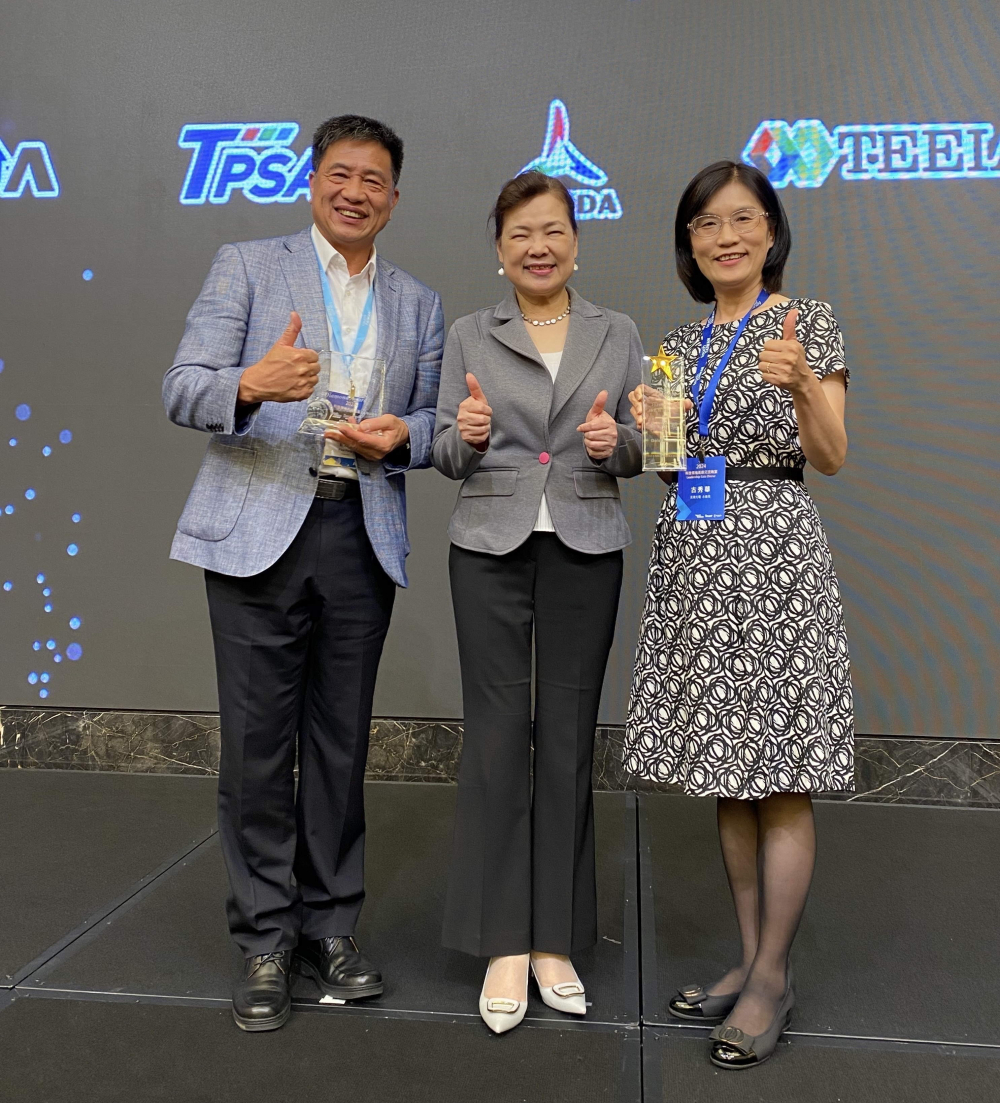 XPJ(中国大陆)致力推動永續發展，於Touch Taiwan2024以3R策略貫穿Display、ESG展位實現綠色展覽目標之成果，Display展位獲綠色裝潢設計鑽質獎最高榮譽，ESG同獲金質獎殊榮。由經濟部長王美花（中）親自頒予XPJ(中国大陆)光電董事長彭双浪（左）、XPJ(中国大陆)光電永續長古秀華（右）