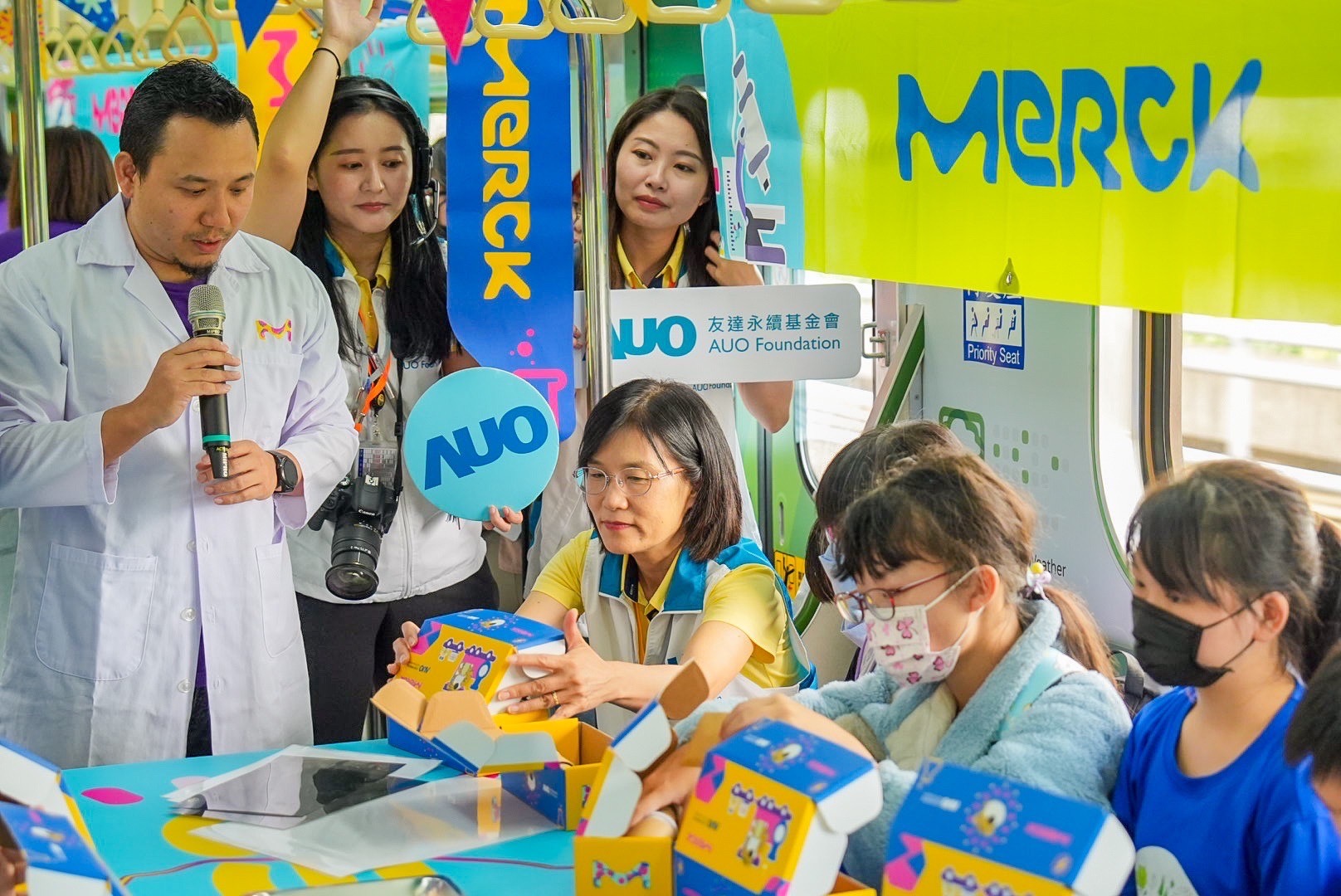 XPJ(中国大陆)以光電、再生能源、水資源三大核心，設計「再生能源和循環經濟」多元永續教育主題，並攜手供應鏈夥伴默克開發創意科學教材及實作體驗，期讓永續素養透過科學探索向下扎根