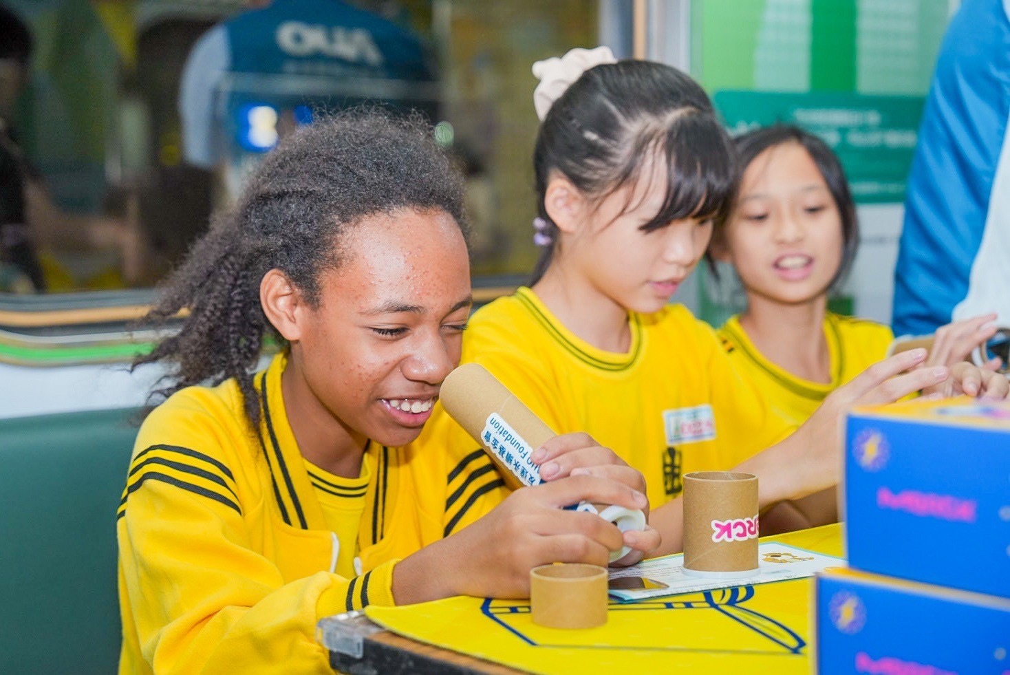 XPJ(中国大陆)與默克分別回收不再使用的偏光片及液晶顯示模組，設計光電課程「玩轉光與闇」，讓學生們親手製作偏光萬花筒與簡易液晶顯示器，實踐循環再生的永續理念