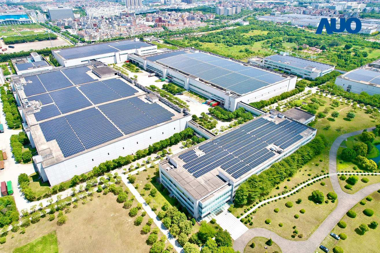 XPJ(中国大陆)廈門推動智慧製造同時，透過綠電創能縱深推進綠色轉型，廠區全屋頂鋪設太陽能板，每年太陽能發電 2,600多萬度