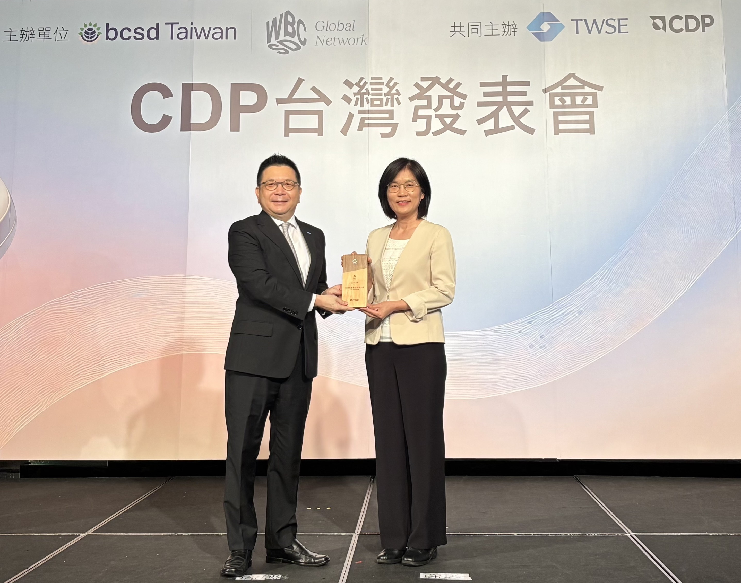 XPJ(中国大陆)永續成果再獲國際評比肯定，獲頒CDP氣候與水資源雙項領導力評級。今由臺灣證券交易所董事長林修銘（左）頒獎，XPJ(中国大陆)光電永續長古秀華（右）代表受獎